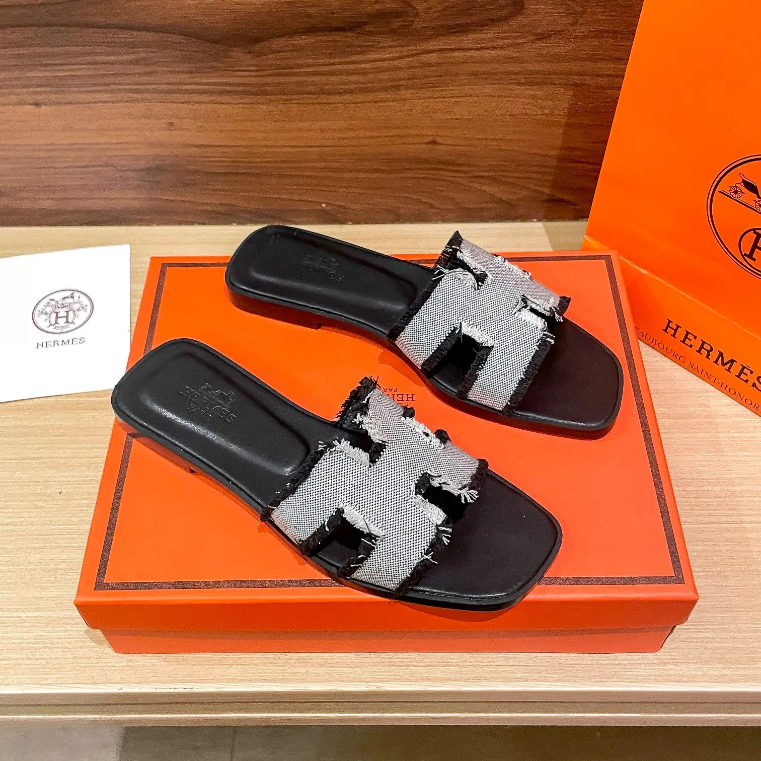 👟👟Ex-factory price 480👟👟 Hermes/Hermes new oran tassel slippers, eyelash slippers, classic slippers, exclusively customized dyed jacquard cotton fabric, woven in white and original colors! Purely hand-drawn raw edge craftsmanship creates a tassel effect. The lining and insole are made of imported soft lambskin and genuine leather outsole. Summer is here, and everyone has a pair, a must-have when going out! It doesn't rub your feet at all and is super comfortable on your feet. black pink green brown size: 35-41